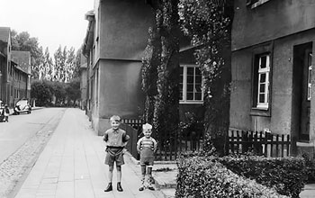 Abbildung aus »Weststraße«: Brüder vor der Haustür